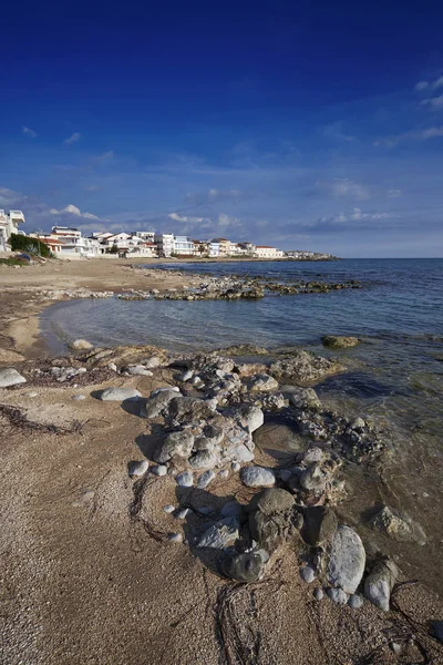 İtalya, Sicilya, Akdeniz deniz, Güney Doğu kıyı şeridi, Casuzze (Ragusa eyaletinde), sahilde evleri
