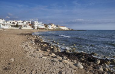 İtalya, Sicilya, Akdeniz deniz, Güney Doğu kıyı şeridi, Casuzze (Ragusa eyaletinde), sahilde evleri