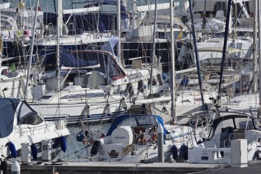 İtalya, Sicilya, Akdeniz, Marina di Ragusa; 26 Kasım 2017, Lüks Yatlar port - Editörden