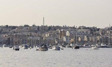 Malta Adası; 3 Eylül 2011; tekneler ve Lüks Yatlar Valletta Limanı - Editörden