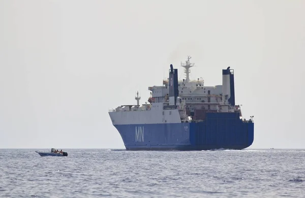 意大利 地中海 西西里海峡 2011年9月3日 人们在一艘靠近货船的机动船上 — 图库照片
