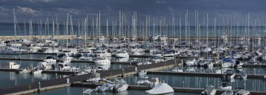 İtalya, Sicilya, Akdeniz, Marina di Ragusa; 3 Aralık 2017, tekneler ve Lüks Yatlar port - Editörden