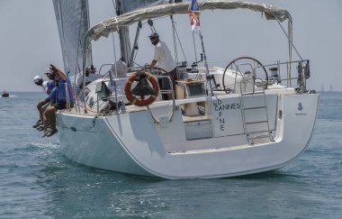 İtalya, Sicilya, Akdeniz, Marina di Ragusa; 30 Haziran 2012, insanlar üzerinde bir yelkenli tekne - Editörden