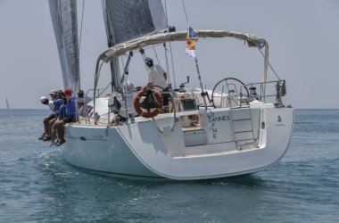 İtalya, Sicilya, Akdeniz, Marina di Ragusa; 30 Haziran 2012, insanlar üzerinde bir yelkenli tekne - Editörden