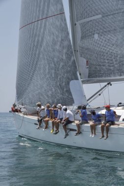 İtalya, Sicilya, Akdeniz, Marina di Ragusa; 30 Haziran 2012, insanlar üzerinde bir yelkenli tekne - Editörden