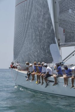 İtalya, Sicilya, Akdeniz, Marina di Ragusa; 30 Haziran 2012, insanlar üzerinde bir yelkenli tekne - Editörden