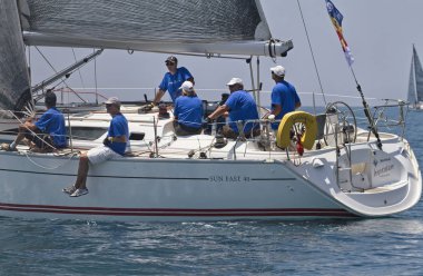 İtalya, Sicilya, Akdeniz, Marina di Ragusa; 30 Haziran 2012, insanlar üzerinde bir yelkenli tekne - Editörden