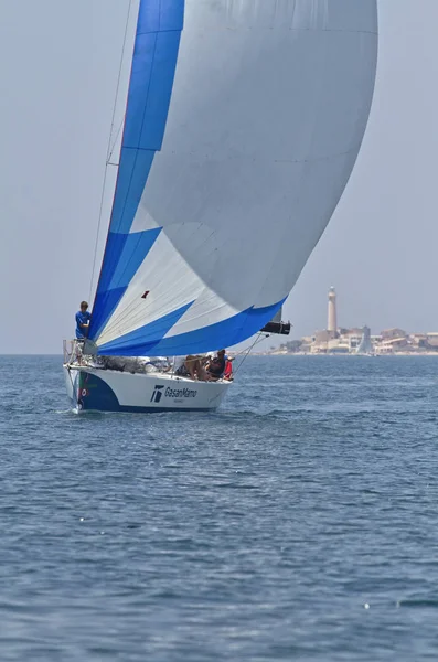 Włochy Sycylia Morze Śródziemne Marina Ragusa Czerwca 2012 Ludzi Łodzi — Zdjęcie stockowe