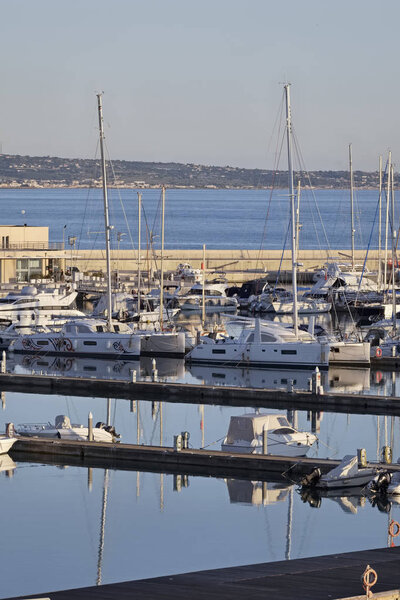 Италия, Сицилия, Средиземное море, Marina di Ragusa; 6 декабря 2017, лодки и роскошные яхты в порту - РЕДАКЦИЯ
