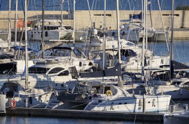 İtalya, Sicilya, Akdeniz, Marina di Ragusa; 7 Aralık 2017, Lüks Yatlar port - Editörden