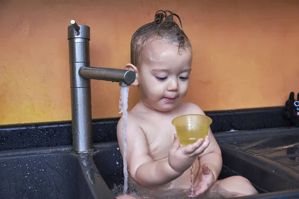 Naked Infant Male Playing Water Kitchen Sink — Stock Photo, Image