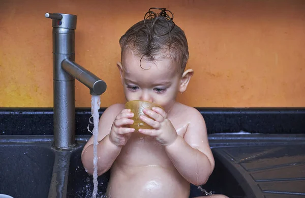 Naked Infant Male Playing Water Kitchen Sink — Stock Photo, Image