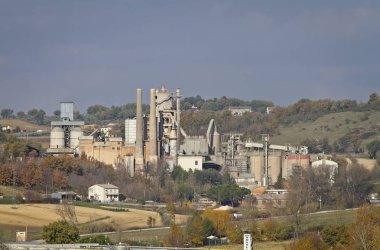 İtalya, Spoleto; 23 Kasım 2009, çimento fabrikası kırsal - Editörden