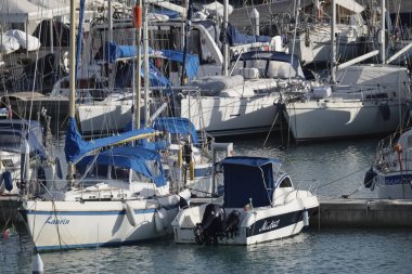 İtalya, Sicilya, Akdeniz, Marina di Ragusa; 15 Aralık 2017, motorlu tekne ve Lüks Yatlar Port - Editörden