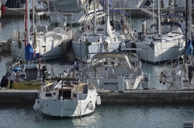 İtalya, Sicilya, Akdeniz, Marina di Ragusa; 15 Aralık 2017, yelkenli tekneler limanda - Editörden