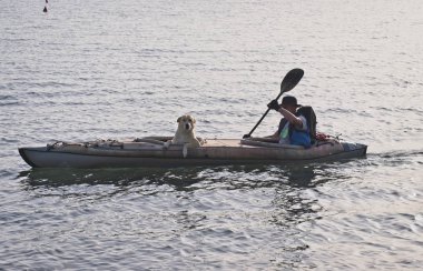 İtalya, Bracciano Gölü (Roma); 6 Nisan 2016, bir adam köpeğiyle gölde - editoryal Kano