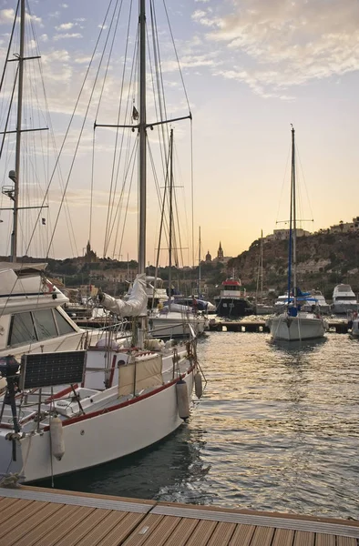 Malta Gozo Island Września 2011 Roku Luksusowe Jachty Porcie Zachodzie — Zdjęcie stockowe