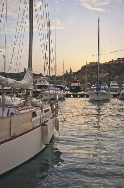 Malta Gozo September 2011 Segelbåtar Lyxiga Hamnen Vid Solnedgången Ledare — Stockfoto