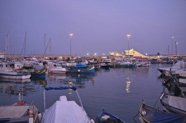 Malta, Gozo Adası; 5 Eylül 2011, günbatımı - editoryal limanda tekneler