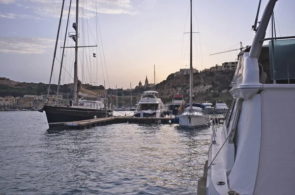 Malta Gozo September 2011 Segelbåtar Lyxiga Hamnen Vid Solnedgången Ledare — Stockfoto