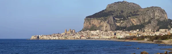 Włochy Sycylia Morze Tyrreńskie Cefalu Widok Miasto Skaliste Wybrzeże — Zdjęcie stockowe