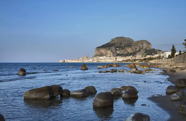 Italia Sicilia Mar Tirreno Cefalú Vista Ciudad Costa Rocosa — Foto de Stock