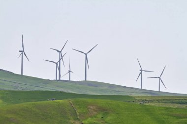 ITALY, Sicilya, Catania bölgesi, kırsal bölge, aeolian enerji türbinleri