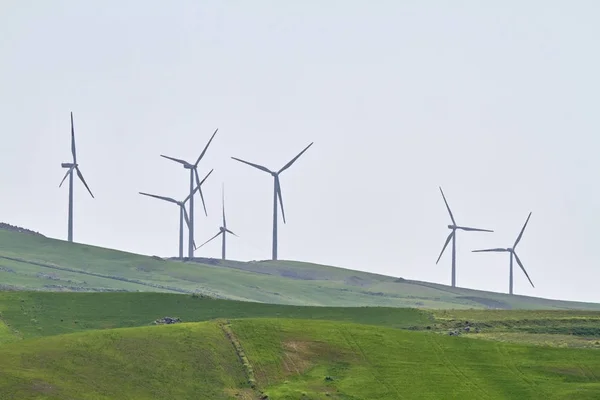 Italy Sicilya Catania Bölgesi Kırsal Bölge Aeolian Enerji Türbinleri — Stok fotoğraf