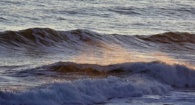 İtalya, Akdeniz, deniz dalgaları gün batımında