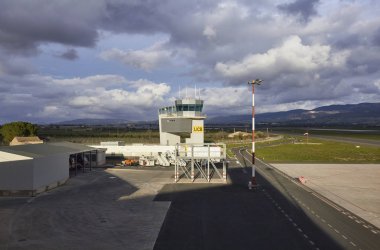 İtalya, Sicilya; 17 Ocak 2014, Comiso Airport, uçuş kontrol kulesi - Editörden