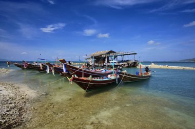 Tayland, koh phangan (Samui Adası), kıyı yerel ahşap balıkçı tekneleri