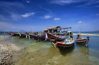 Tayland, koh phangan (Samui Adası), kıyı yerel ahşap balıkçı tekneleri
