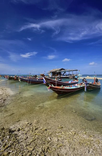 泰国帕岸岛 帕岸岛 当地的木制渔船 在岸边 — 图库照片