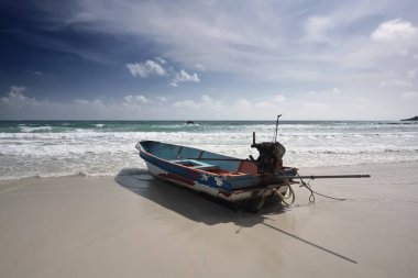 Tayland, Koh Phangan (Samui Adası), yerel ahşap balıkçı teknesi karaya
