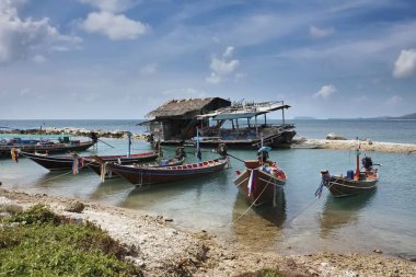 Tayland, koh phangan (Samui Adası), kıyı yerel ahşap balıkçı tekneleri