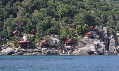Tayland, Koh Nangyuan (Nangyuan ada), ahşap evler ve adanın kayalık sahil şeridi