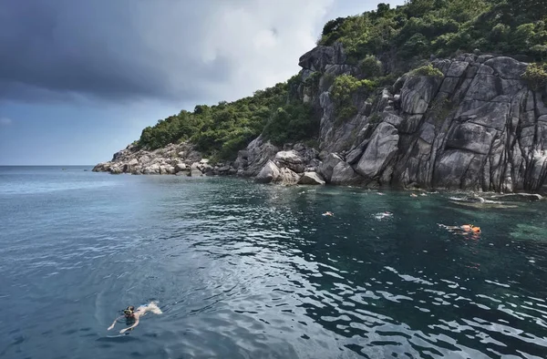 Koh 皮肤潜水员在岛上清澈的水域游泳 — 图库照片