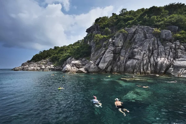 Tailandia Koh Nangyuan Isla Nangyuan Buceadores Piel Nadando Las Aguas —  Fotos de Stock