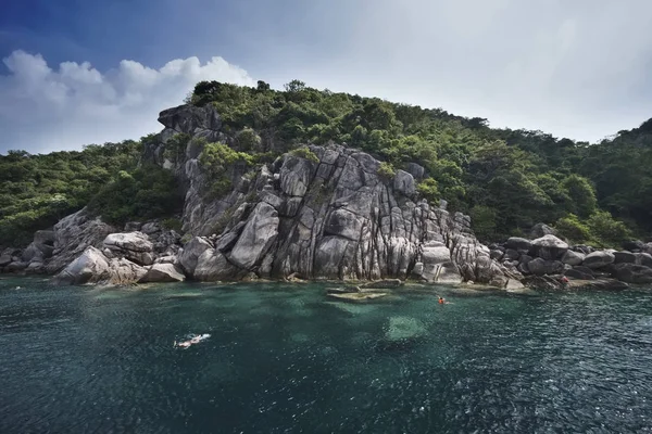 Таиланд Нанъюань Остров Нанъюань Водолазы Купающиеся Прозрачных Водах Острова — стоковое фото