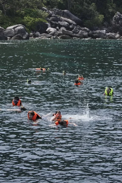 Thailand Koh Nangyuan Nangyuan Island March 2007 Skin Divers Swimming — Stock Photo, Image