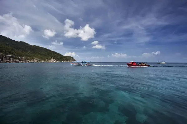Koh 岛上的岩石海岸线和当地的木船 — 图库照片