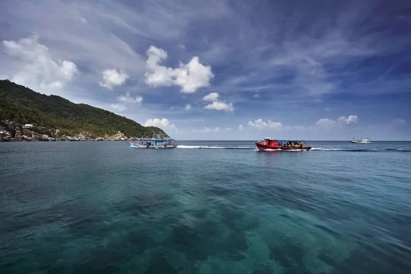 Koh 岛上的岩石海岸线和当地的木船 — 图库照片