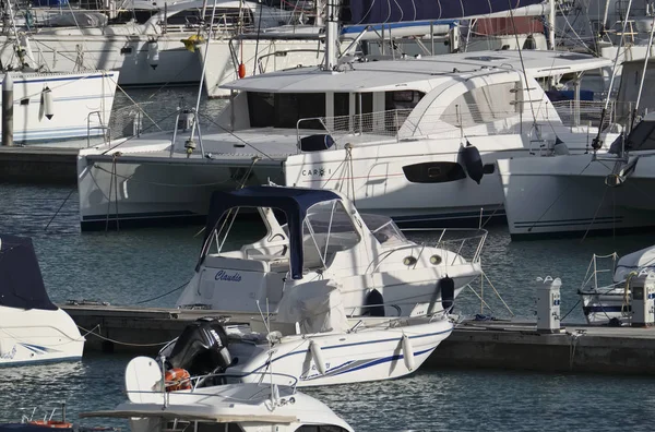 İtalya, Sicilya, Akdeniz, Marina di Ragusa; 3 Ocak 2018, tekneler ve Lüks Yatlar port - Editörden