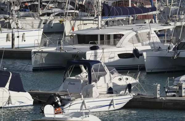 İtalya, Sicilya, Akdeniz, Marina di Ragusa; 3 Ocak 2018, tekneler ve Lüks Yatlar port - Editörden