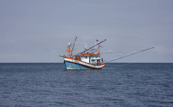 Таиланд, Ко Самуи (остров Самуи); 6 марта 2007 года, местное деревянное рыболовное судно - РЕДАКЦИЯ
