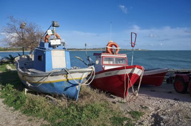 İtalya, Sicilya, Akdeniz, Sampieri (Ragusa eyaletinde); ahşap balıkçı tekneleri karaya 