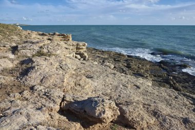 İtalya, Sicilya, Akdeniz, Sampieri (Ragusa Eyaleti), Sicilya 'nın güneydoğu kayalık kıyı şeridi manzarası