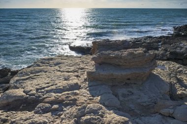 İtalya, Sicilya, Akdeniz, Sampieri (Ragusa Eyaleti), Sicilya 'nın güneydoğu kayalık kıyı şeridi manzarası