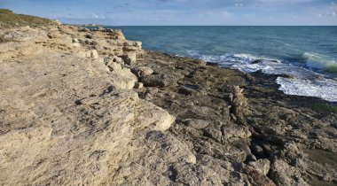 İtalya, Sicilya, Akdeniz, Sampieri (Ragusa Eyaleti), Sicilya 'nın güneydoğu kayalık kıyı şeridi manzarası