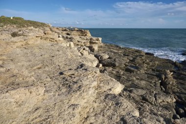İtalya, Sicilya, Akdeniz, Sampieri (Ragusa Eyaleti), Sicilya 'nın güneydoğu kayalık kıyı şeridi manzarası